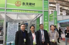 中國建材協(xié)會石膏分會會長徐絡屹、西安建筑科技大學控股集團公司剛總蒞臨金龍建材展會現場參觀指導