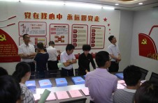 縣委組織部長率各局各鄉(xiāng)鎮(zhèn)領(lǐng)導(dǎo)班子蒞臨我公司觀摩黨建工作活動(dòng)